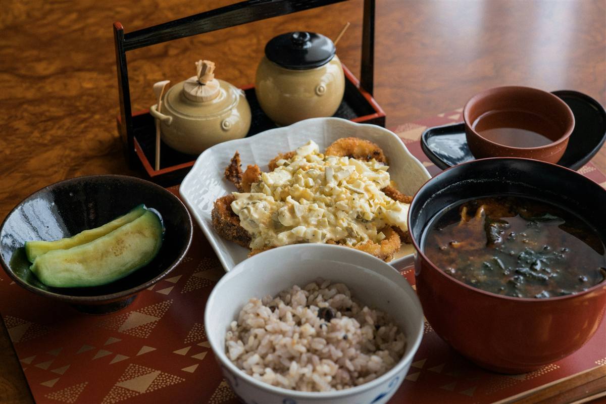 小鉢と雑穀ごはん、お味噌汁の和定食（Unsplashの写真）